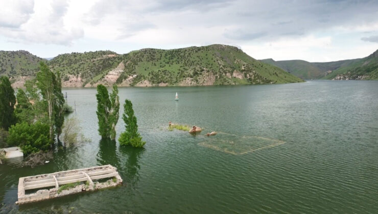 Kars’ta sular altında kalan köyden geriye cami minaresi kaldı