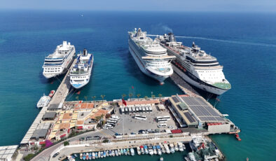 Kuşadası’na aynı anda 4 kruvaziyer demirledi