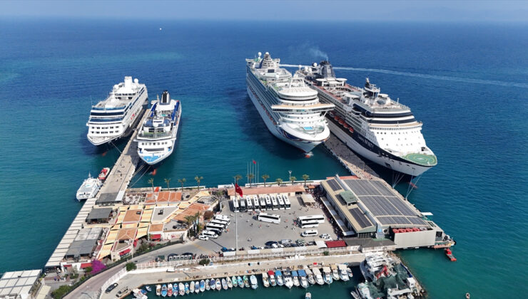 Kuşadası’na aynı anda 4 kruvaziyer demirledi