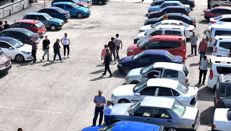 Malatya Açık Oto Pazarı’nda satıcı da alıcı karşılıklı bekliyor