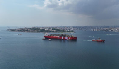 Osman Gazi platformunun İstanbul Boğazı’ndan geçişi havadan görüntülendi