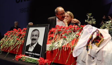Sırrı Süreyya Önder’in kızı gözyaşlarına boğuldu