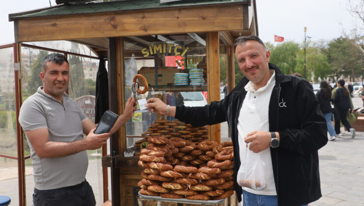 Sivas’ta Seyyar Simit Satıcısından Yaratıcı Çözüm