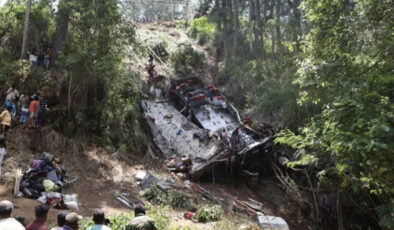 Sri Lanka’da yolcu otobüsü uçuruma yuvarlandı: 21 ölü