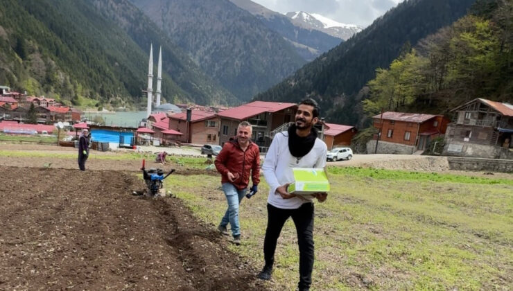 Trabzon’da Arap turistler, mısır eken vatandaşlara hurma dağıttı