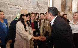 Türkan Şoray’dan Meryem Ana Kilisesi’ne ziyaret