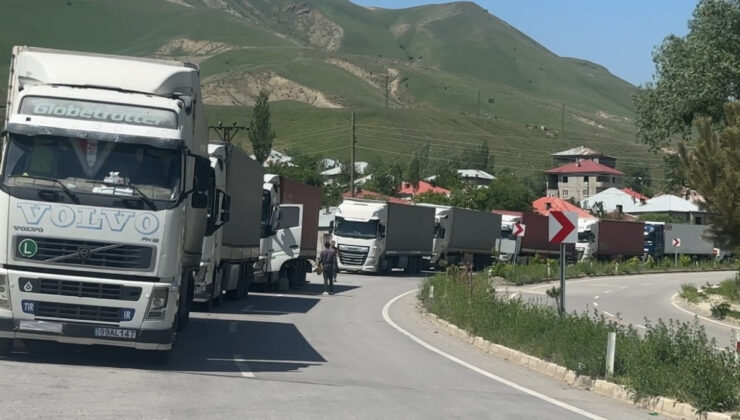 Türkiye-İran sınırında 2 kilometrelik tır kuyruğu