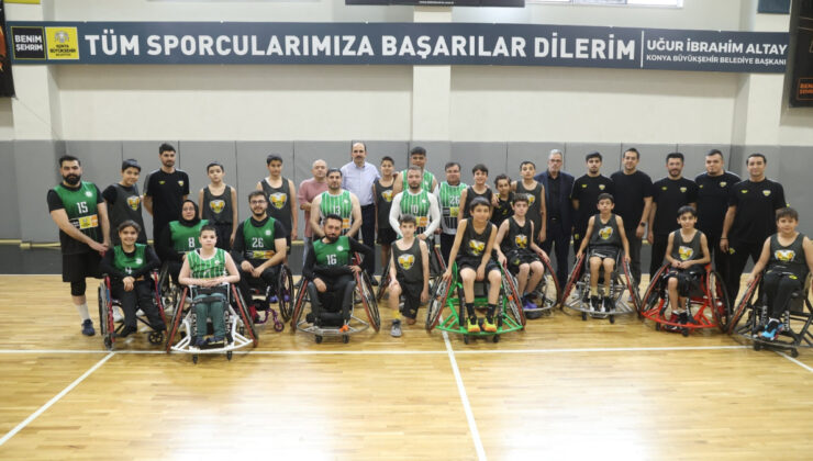 Uğur İbrahim Altay tekerlekli sandalyeye oturdu, engelli basketçilerle maç yaptı