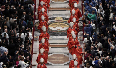 Vatikan’da papa seçimi başlıyor: Bir araya geldiler