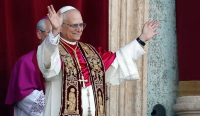 Vatikan’da yeni Papa halkı selamladı