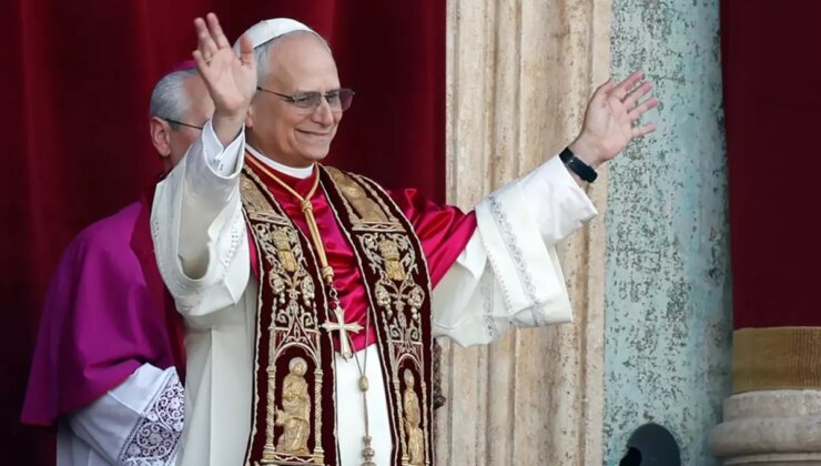 Vatikan’da yeni Papa halkı selamladı