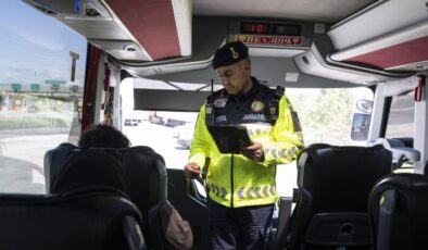 ‘Yolcu’ jandarma ekipleri şehirler arası otobüslerde denetimde