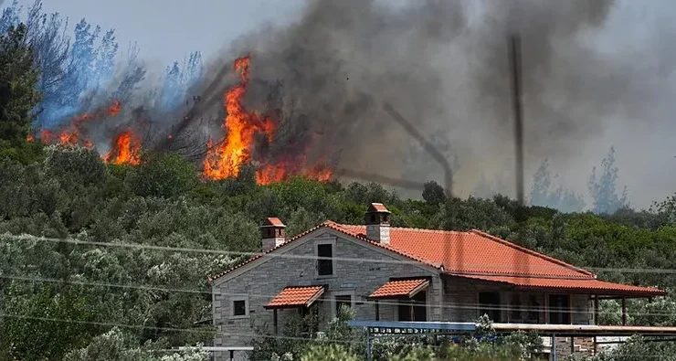 Foça’da Yangın Alarmı: Yerleşim Yerleri Tehlikede!