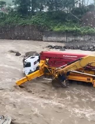 Hopa’da Dere Taştı: İş Makineleri Mahsur Kaldı