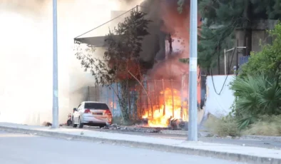 İzmir’de Hastane Yanı Plastik Deposunda Yangın!