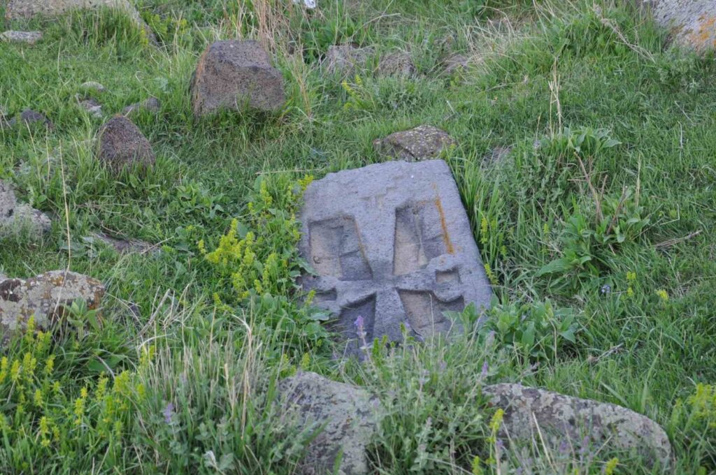 Kars haç işaretli mezarlar