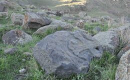 Kars’ta Haç İşaretli Mezar Taşları Tahrip Ediliyor
