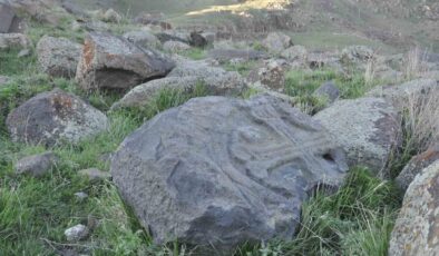 Kars’ta Haç İşaretli Mezar Taşları Tahrip Ediliyor
