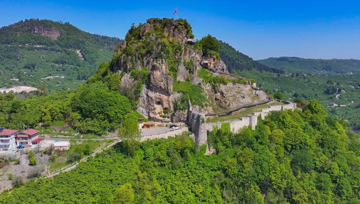 Ünye Kalesi Ziyaretçi Akınına Uğradı