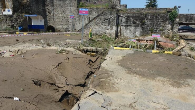 Pazarkapı’daki Minibüs Durağında Yerin Yarılması Korkuttu