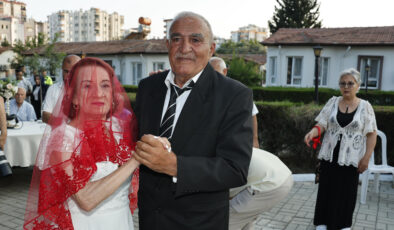 Adana’da huzurevinde tanışan çift dünyaevine girdi