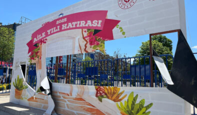 Aile ve Sosyal Hizmetler Bakanlığı ‘Aile Yılı’ panosuna zarar veren gençlerle görüştü