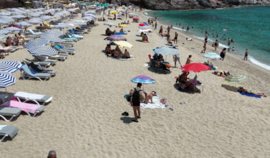 Alanya sahillerinde bayram yoğunluğu yaşanıyor