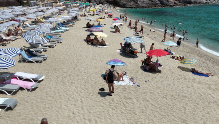 Alanya sahillerinde bayram yoğunluğu yaşanıyor