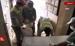 Antalya Kepez’de iki evden 8 kamyon çöp çıkarıldı