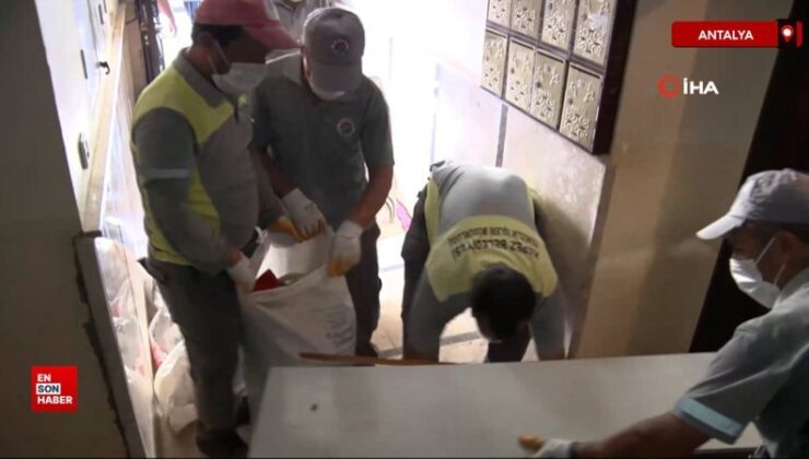 Antalya Kepez’de iki evden 8 kamyon çöp çıkarıldı