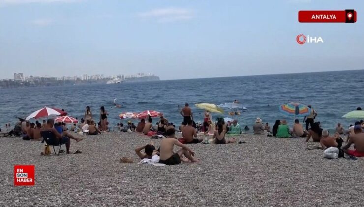 Antalya’da sıcaklıklar 33 dereceyi gösterdi: Konyaaltı Sahili’nden yoğunluk oluştu