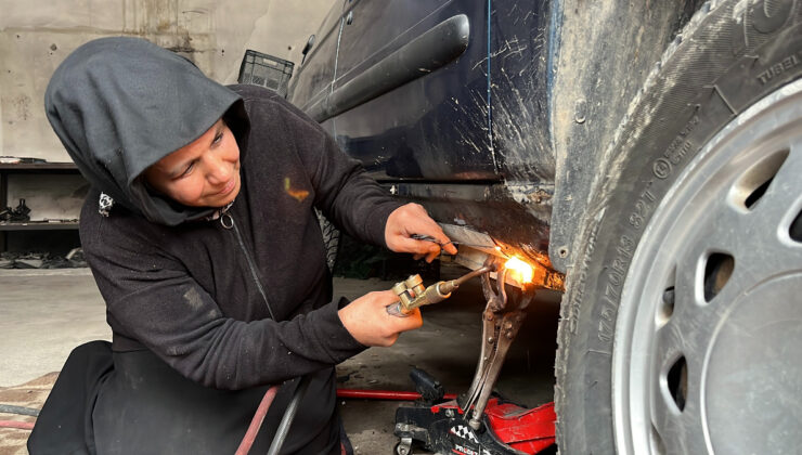 Bayburt’ta sanayinin tek kadın çırağı 25 yıldır usta eşine çıraklık yapıyor
