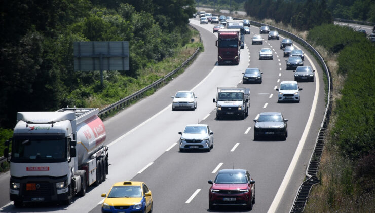 Bayram tatilinden dönüş trafiği yoğunluğu sürüyor