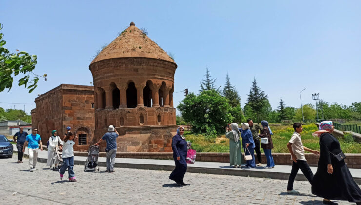 Bitlis’in Ahlat ilçesinde Kurban Bayramı yoğunluğu yaşanıyor