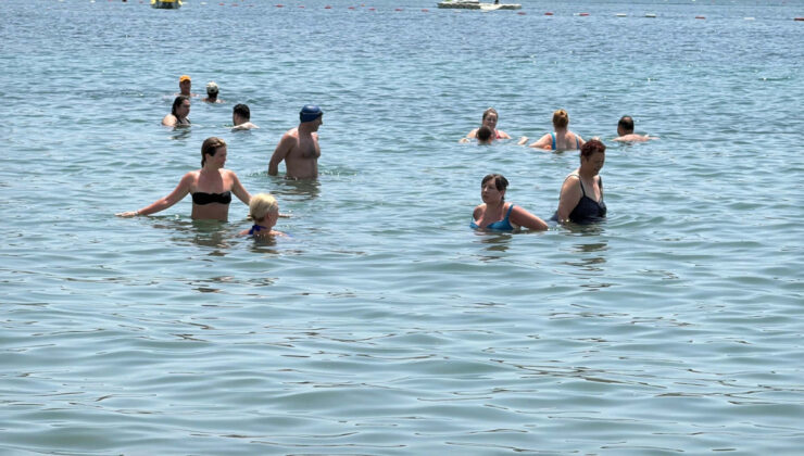 Bodrum ve Antalya’da sahiller doldu