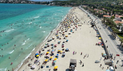 Çeşme’de sahiller bayramın ikinci gününde de doldu