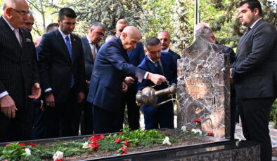 Devlet Bahçeli’den Alparslan Türkeş’in kabrine bayram ziyareti