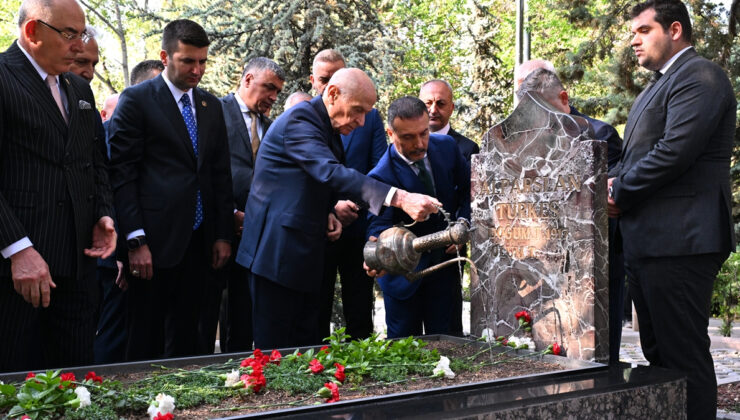 Devlet Bahçeli’den Alparslan Türkeş’in kabrine bayram ziyareti