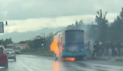 Erzurum’da Belediye Otobüsünde Yangın Anı Kamerada