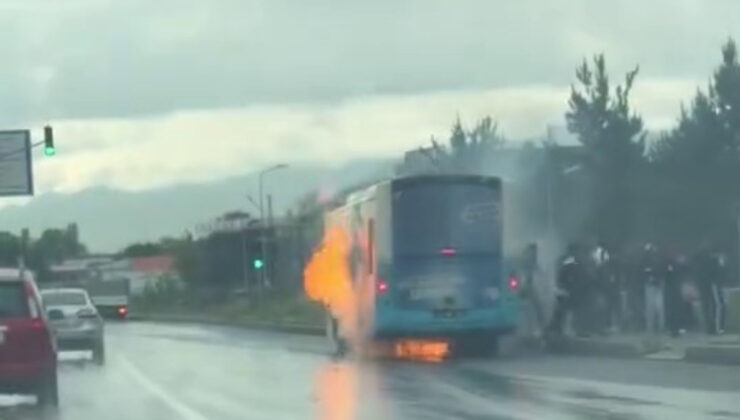 Erzurum’da Belediye Otobüsünde Yangın Anı Kamerada