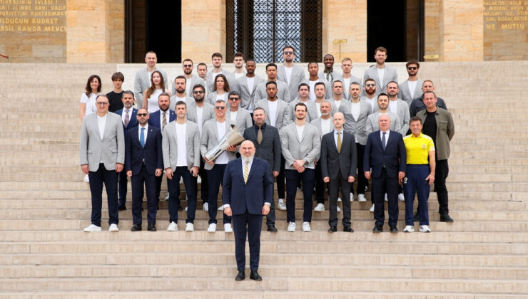 Fenerbahçe kafilesi, Anıtkabir’i ziyaret etti