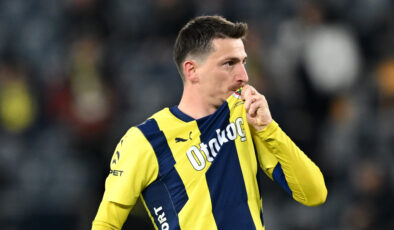 Fenerbahçe’de Mert Hakan Yandaş takımdan ayrılmayı düşünmüyor