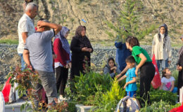 Hatay’da deprem şehitliğinde buruk bayram