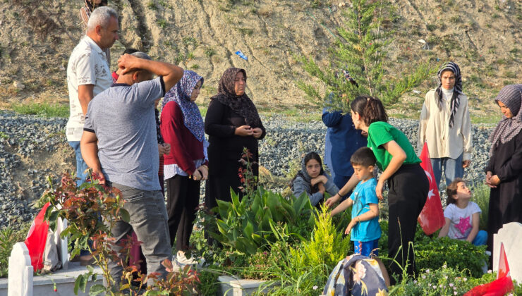 Hatay’da deprem şehitliğinde buruk bayram