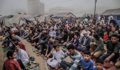 İsrail’in saldırılarının gölgesinde Gazze Şeridi’nde bayram namazı