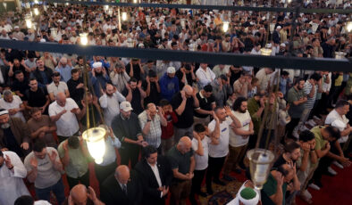 İstanbul’daki camilerde bayram namazı kılındı