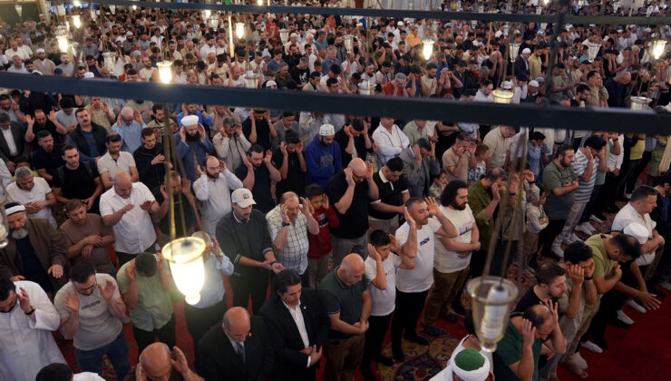 İstanbul’daki camilerde bayram namazı kılındı