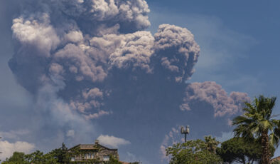 İtalya’da Etna Yanardağı patladı