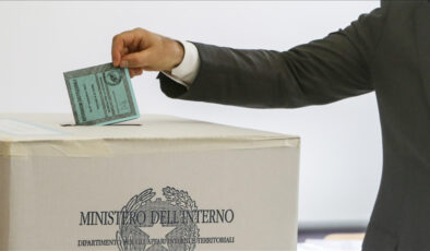 İtalyan halkı referandumda oy kullanıyor