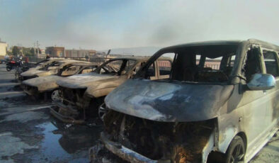 İzmir Galericiler Sitesi’ne sıçrayan yangında araçlar kül oldu